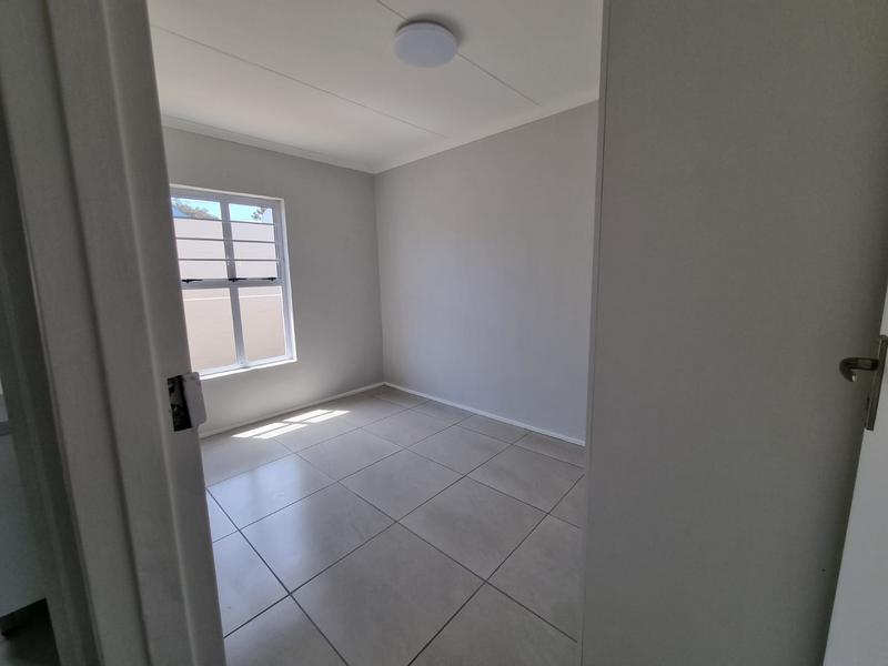 To Let 2 Bedroom Property for Rent in Oakglen Western Cape